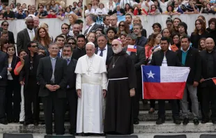 Papst Franziskus begrüßt Pilger aus Chile auf dem Petersplatz am 14. Oktober 2015 / CNA/Daniel Ibanez