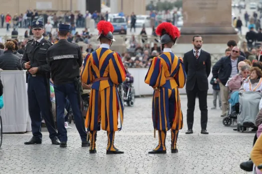 Schweizergardisten und Polizei am Petersplatz im Oktober 2015 / CNA/Martha Calderon