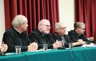 Die Abschlusspressekonferenz der deutschsprachigen Teilnehmer der Synode am 24. Oktober 2015 mit Kardinal Christoph Schönborn, Kardinal Reinhard Marx, Erzbischof Heiner Koch, und Bischof Franz-Josef Bode (von links).  / CNA/Alan Holdren