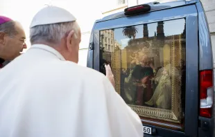 Der Papst segnet die Ikone und die "Autokapelle", mit der sie auf Reisen geht.  / L'Osservatore Romano