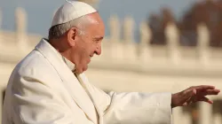 Ein Gruß auf dem Petersplatz: Papst Franziskus am 16. Dezember 2015 / CNA/Daniel Ibanez