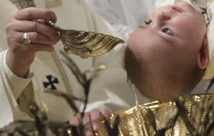 Papst Franziskus tauft ein Kind in der Sixtinischen Kapelle am 10. Januar 2016 / CNA / Vatican Media