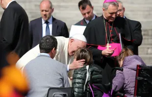 Papst Franziskus begrüßt behinderte Gläubige auf dem Petersplatz bei der Jubiläumsaudienz am 12. März 2016. / CNA/Alexey Gotovskiy