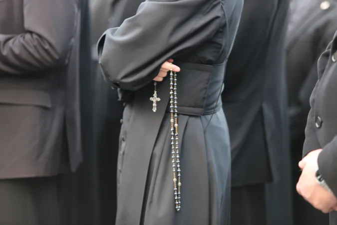 Seminaristen aus Nordamerika beten den Rosenkranz für Papst Franziskus auf dem Petersplatz am 13. März 2016.