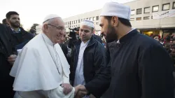 Papst Franziskus begrüßt Migranten und Flüchtlinge in Castelnuovo di Porto, Italien am Gründonnerstag, 24. März 2016.  / L'Osservatore Romano  