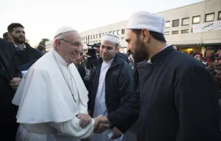 Papst Franziskus begrüßt Migranten und Flüchtlinge in Castelnuovo di Porto, Italien am Gründonnerstag, 24. März 2016.  / L'Osservatore Romano  