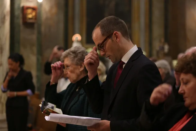 EWTN-Romkorrespondentin Joan Lewis, der Leiter des Büros von EWTN News und CNA im Vatikan, Alan Holdren und ACI Stampa-Chefredakteurin Angela Ambrogetti (von links) beim Gedenkgottesdienst für Mutter Angelica am 1. April 2016.