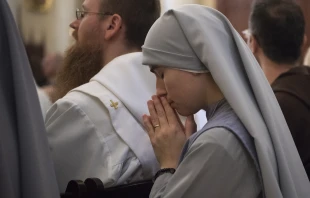 Ordensfrau im Gebet bei der Beerdigung von Mutter Angelica am 1. April 2016. / EWTN