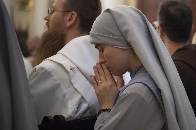 Ordensfrau im Gebet bei der Beerdigung von Mutter Angelica am 1. April 2016.