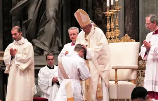 Weihe elf neuer Priester in der Basilika von Sankt Peter am 17. April 2016.  / CNA/Alexey Gotovskiy 