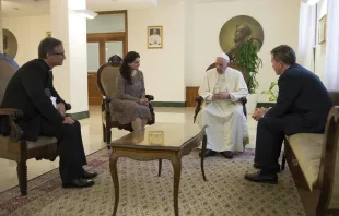 Papst Franziskus trifft den angehenden neuen Presse-Leiter des Vatikans, Greg Burke (rechts), dessen Stellvertreterin Paloma Garcia Ovejero (zweite von links) am 11. Juli 2016 in Begleitung von Monsignore Dario Viganò (links). / L'Osservatore Romano