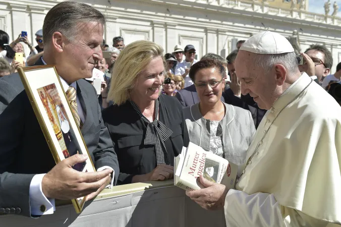 Papst Franziskus mit dem Intendanten von EWTN Deutschland, Martin Rothweiler, und Redakteurin Christina Blumrath am 7. September 2016.