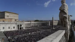 Was würde der Heilige und Papst sagen, wenn er heute sehen könnte, wie sein Nachfolger auf der Cathedra Petri mit tausenden Gläubigen auf dem Petersplatz die heilige Messe feiert? / CNA/Daniel Ibanez