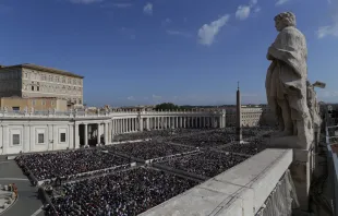 Was würde der Heilige und Papst sagen, wenn er heute sehen könnte, wie sein Nachfolger auf der Cathedra Petri mit tausenden Gläubigen auf dem Petersplatz die heilige Messe feiert? / CNA/Daniel Ibanez