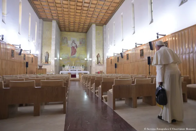 Den Herrn im Auge: Papst Franziskus blickt zum Tabernakel der Kapelle des Exerzitien-Hauses am 4. März 2017