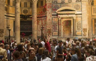 "Das Pfingstwunder ist kein Phänomen der Linguistik, sondern ein Ereignis der tiefgreifenden menschlichen Verständigung in der gemeinsamen Sehnsucht nach Wahrheit, nach Sinn, nach Vollendung." - Pfingsten im Pantheon, 2017 / CNA / Marina Testino