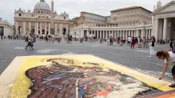 Ein Höhepunkt der Woche: Zum Hochfest der Apostelfürsten Peter und Paul werden seit Jahrhunderten Blumenteppiche gelegt, wie hier direkt vor dem Petersplatz am 29. Juni 2017 / CNA / Daniel Ibanez