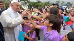 Papst Franziskus begrüßt Kinder beim Kolumbienbesuch am 8. September 2017 / CNA /  L'Osservatore Romano