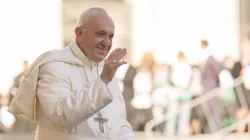 Papst Franziskus grüßt vom Papamobil aus Pilger auf dem Petersplatz bei der Generalaudienz am 25. September 2017 / CNA / Marina Testino