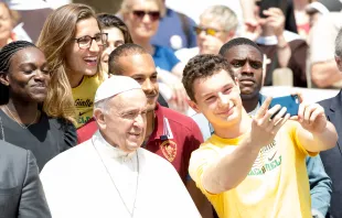 Papst Franziskus mit Jugendlichen bei der Generalaudienz auf dem Petersplatz am 30. Mai 2018 / CNA Deutsch / Daniel Ibanez