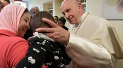 Papst Franziskus beim "Barmherzigkeitsbesuch" am 7. Dezember in einer Unterkunft für Patienten in Rom / Vatican Media 
