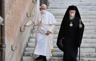 Papst Franziskus mit dem ökumenischen Patriarchen Bartholomaios I. von Konstantinopel vor der Basilika Santa Maria in Aracoeli am 20. Oktober 2020.  / Vatican Media