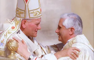 Papst St. Johannes Paul II. und Kardinal Joseph Ratzinger, der spätere Papst Benedikt XVI., am 28. Oktober 1978. / Osservatore Romano (LOR) / CNA Deutsch