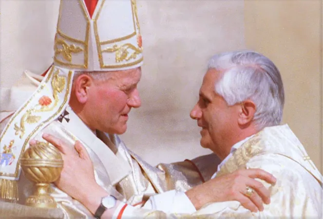 Papst St. Johannes Paul II. und Kardinal Joseph Ratzinger, der spätere Papst Benedikt XVI., am 28. Oktober 1978.