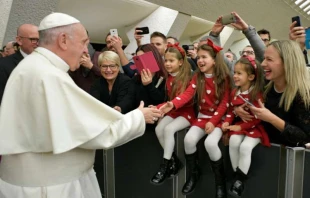 Papst Franziskus begrüßt Familien der Mitarbeiter des Vatikans am 21. Dezember 2017 / Vatican Media