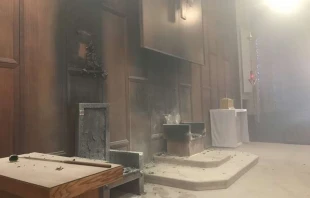 Der Altarraum nach dem Brand / Gemeinde St. Thomas Morus, Tallahassee