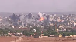 Luftangriff auf Stellungen des selbst-ernannten Islamischen Staates bei der Schlacht um die syrische Stadt Kobane, Oktober 2014 / VOA News/Scott Bobb via Wikimedia (Gemeinfrei)