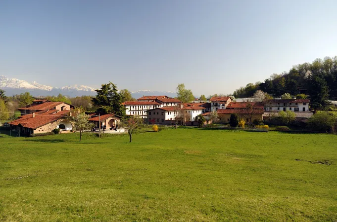 Die Gebäude der Gemeinschaft in Bose im Piemont.