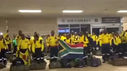 Posieren mit südafrikanischer Flagge: Die 200 Feuerwehrler / Working on Fire