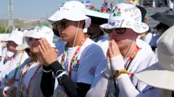 Eine Gruppe von Südkoreanern betet beim Weltjugendtag 2023 in Lissabon, Portugal. / Almudena Martínez-Bordiú / CNA Deutsch