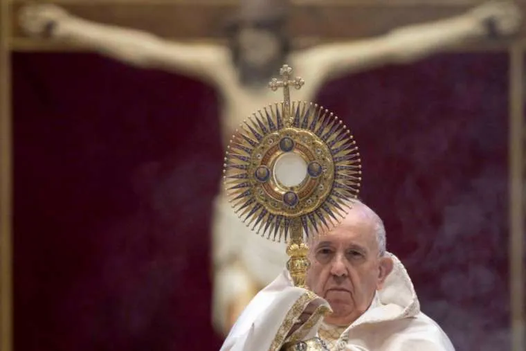 Papst Franziskus mit dem Allerheiligsten Altarsakrament zur Feier von Fronleichnam im Petersdom am 14. Juni 2020.