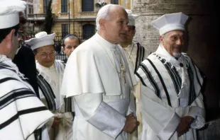 Papst Johannes Paul II. mit Großrabbiner Elio Toaff am EIngang der Großen Synagoge von Rom  / Giancarlo Giuliani / CPP