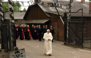 Historisches Gedenken: Benedikt in Auschwitz. / © Giancarlo Guiliani/CPP 