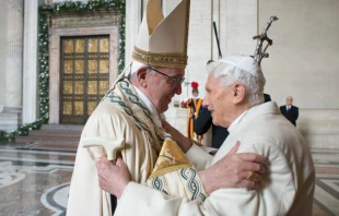 Papst Franziskus und sein Vorgänger Benedikt begrüßen sich vor der Öffnung der Heiligen Pforte im Petersdom. / L'Osservatore Romano