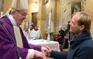 Papst Franziskus und sein Sekretär in einer Aufnahme vom 17. März 2013 im Vatikan / Vatican Media