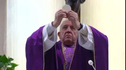 Papst Franziskus bei der Feier des heiligen Messopfers in der Kapelle des Domus Santa Marta im Vatikan. / Vatican Media