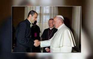 Don Fabio Salerno mit Papst Franziskus  / Vatican Media