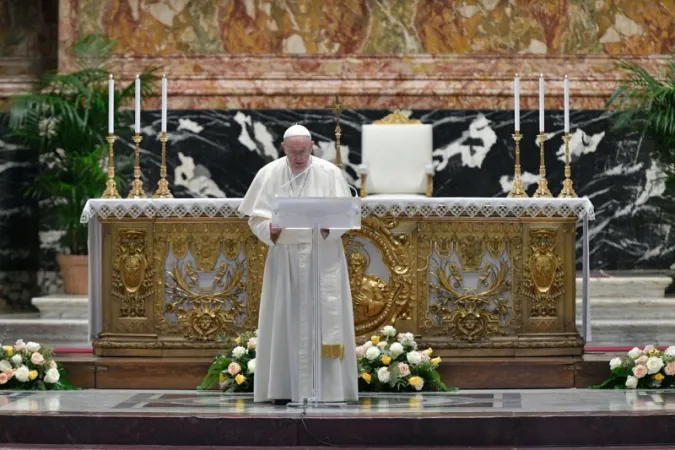 Papst Franziskus feiert Ostermesse im Petersdom am 4. April 2021