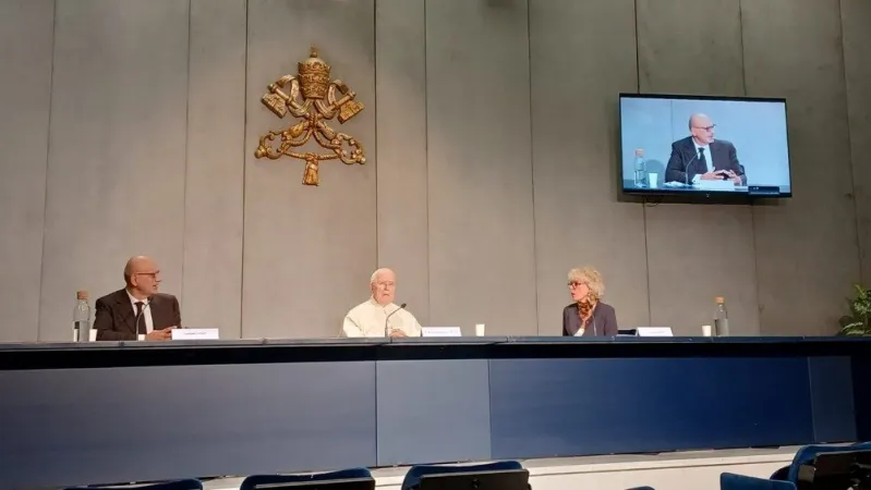 Pressekonferenz zur Präsentation der Tagung "Untersuchung zur Geschichte der ersten Jahrhunderte der Kirche"; in der Mitter der Präsident des Päpstlichen Komitees für Geschichtswissenschaften, Pater Bernard Ardura O. Praem.