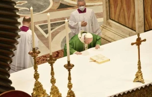 Papst Franziskus zelebriert die heilige Messe im Petersdom am Bibelsonntag, 23. Januar 2022 / Vatican Media