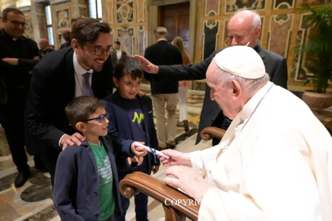 Papst Franziskus mit Teilnehmern an der Audienz mit der akademischen Gemeinschaft des Päpstlichen Instituts Johannes Paul II. für Studien zu Ehe und Familie