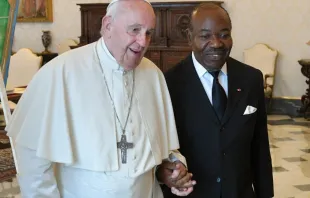 Papst Franziskus traf am 28. April 2022 den Präsidenten von Gabun, Ali Bongo Ondimba. / Vatican Media