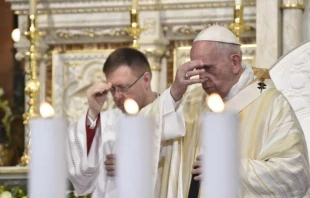 Papst Franziskus beim Gebet in der Kathedrale von Bukarest am 31. Mai 2019 / Vatican Media