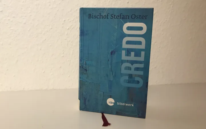 Das Buch "CREDO" des Passauer Bischofs Stefan Oster ist beim katholischen Bibelwerk erschienen.