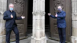 Generalvikar Michael Fuchs und Dompropst Dr. Franz Frühmorgen, hier vor dem Südportal des Regensburger Domes, freuen sich, dass die Gottesdienste wieder öffentlich gefeiert werden können. / Bistum Regensburg