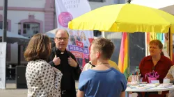 Bischof Stephan Ackermann am LGBT-Infostand / Inge Hülpes / Bistum Trier